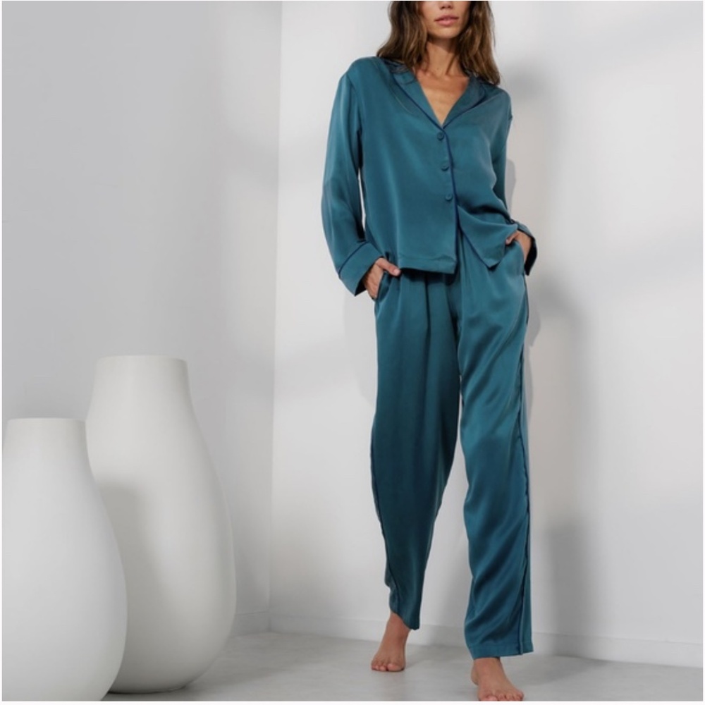 LUNYA NWOT Washable Silk Long Sleeve Pant Set in Piquant Teal/Navy Size M